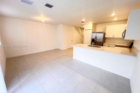 Снять в аренду таунхаус в Пемброк-Парк, Флорида 3 спальни, 118.54м2, № 2005766 - фото 2