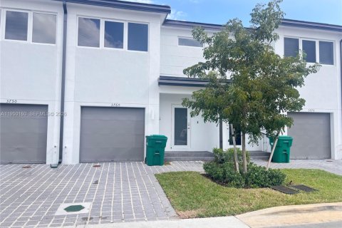 Снять в аренду таунхаус в Пемброк-Парк, Флорида 3 спальни, 118.54м2, № 2005766 - фото 15