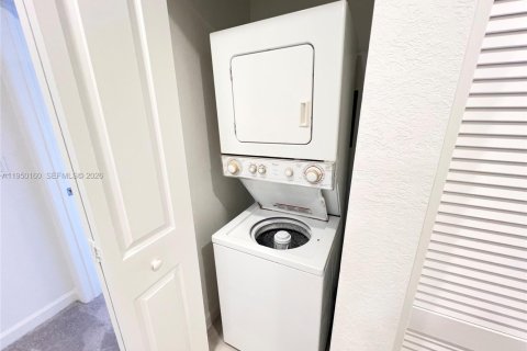 Снять в аренду таунхаус в Пемброк-Парк, Флорида 3 спальни, 118.54м2, № 2005766 - фото 9