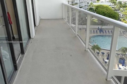 Condo in Aventura, Florida, 2 bedrooms  № 2013972 - photo 10
