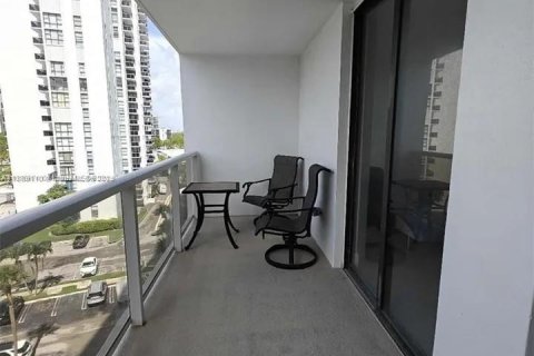 Condo in Aventura, Florida, 2 bedrooms  № 2013972 - photo 9