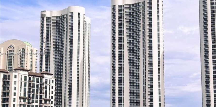 Condominio en Sunny Isles Beach, Florida, 2 dormitorios № 2015743