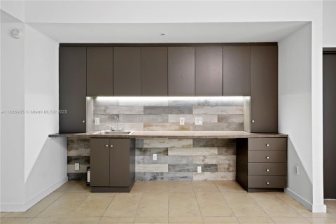 Condo in Miami, Florida, 2 bedrooms  № 1938413 - photo 11