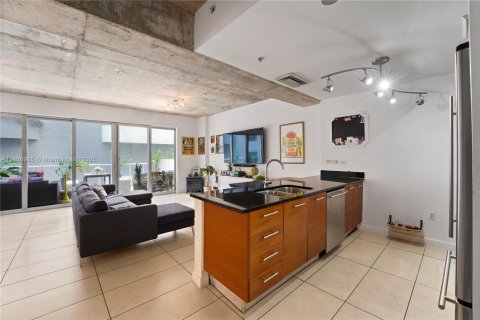 Condo in Miami, Florida, 2 bedrooms  № 1938413 - photo 2