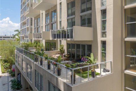 Condo in Miami, Florida, 2 bedrooms  № 1938413 - photo 1