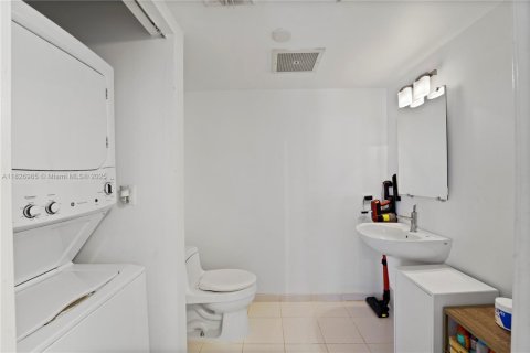 Condo in Miami, Florida, 2 bedrooms  № 1938413 - photo 5