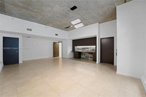 Condo in Miami, Florida, 2 bedrooms  № 1938413 - photo 13