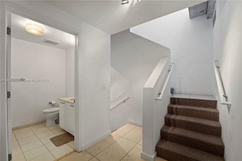Condo in Miami, Florida, 2 bedrooms  № 1938413 - photo 7