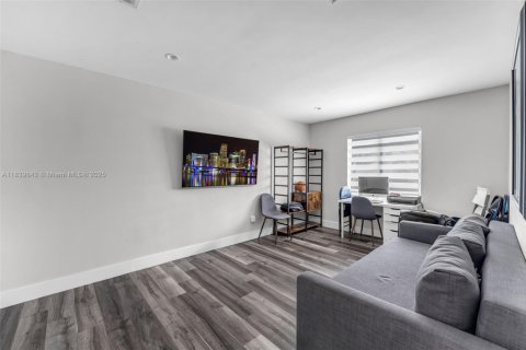 House in Miami, Florida 3 bedrooms, 164.16 sq.m. № 1831103 - photo 19