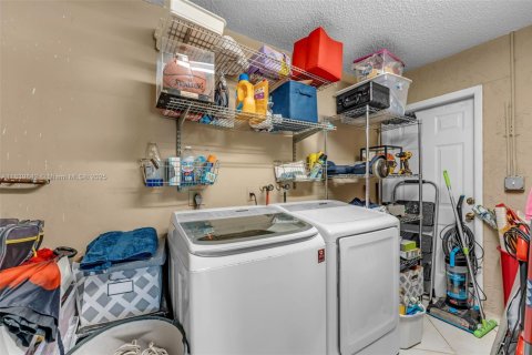 House in Miami, Florida 3 bedrooms, 164.16 sq.m. № 1831103 - photo 28