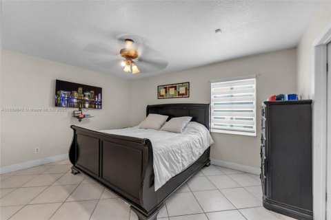 House in Miami, Florida 3 bedrooms, 164.16 sq.m. № 1831103 - photo 20