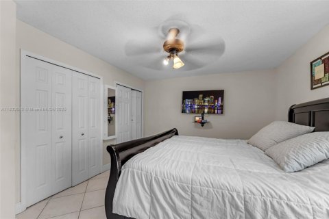 House in Miami, Florida 3 bedrooms, 164.16 sq.m. № 1831103 - photo 21