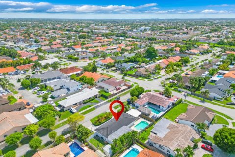 House in Miami, Florida 3 bedrooms, 164.16 sq.m. № 1831103 - photo 6