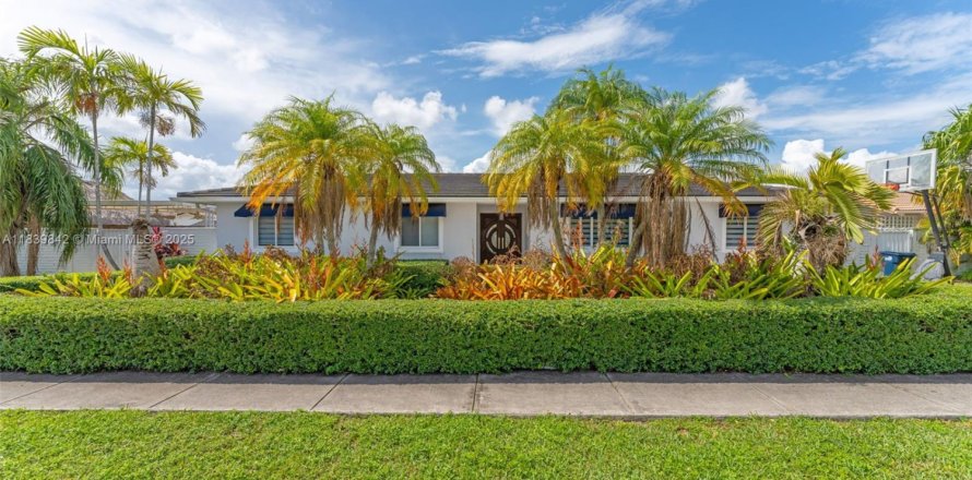 House in Miami, Florida 3 bedrooms, 164.16 sq.m. № 1831103