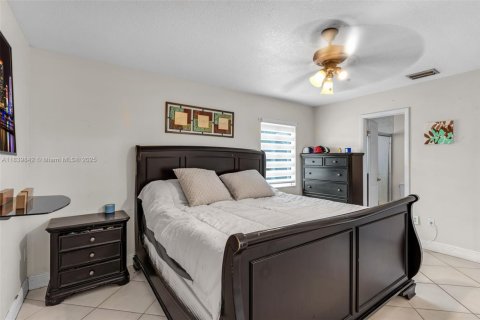 House in Miami, Florida 3 bedrooms, 164.16 sq.m. № 1831103 - photo 17