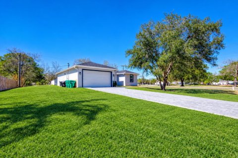 House in Okeechobee, Florida 3 bedrooms, 142.51 sq.m. № 2401238 - photo 2