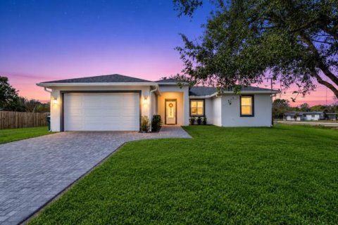House in Okeechobee, Florida 3 bedrooms, 142.51 sq.m. № 2401238 - photo 4