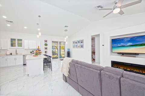 House in Okeechobee, Florida 3 bedrooms, 142.51 sq.m. № 2401238 - photo 10