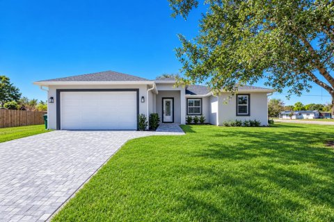 House in Okeechobee, Florida 3 bedrooms, 142.51 sq.m. № 2401238