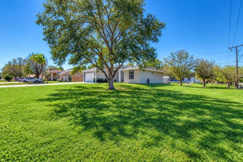 House in Okeechobee, Florida 3 bedrooms, 142.51 sq.m. № 2401238 - photo 3