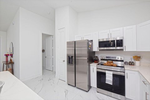 House in Okeechobee, Florida 3 bedrooms, 142.51 sq.m. № 2401238 - photo 15