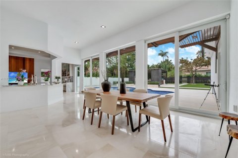 Casa en venta en Pinecrest, Florida, 5 dormitorios, 318.65 m2 № 1763416 - foto 2