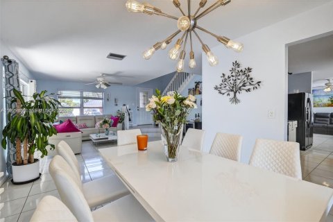 House in Pembroke Pines, Florida 4 bedrooms, 196.67 sq.m. № 1987144 - photo 8