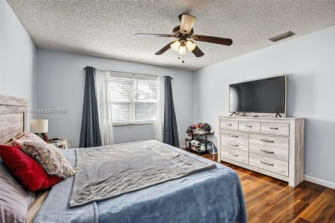 House in Pembroke Pines, Florida 4 bedrooms, 196.67 sq.m. № 1987144 - photo 27