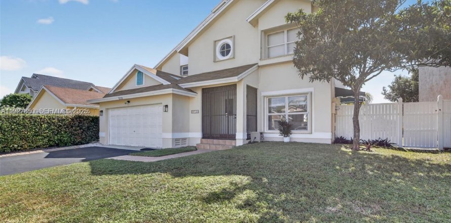 House in Pembroke Pines, Florida 4 bedrooms, 196.67 sq.m. № 1987144