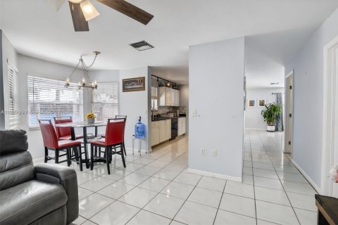 House in Pembroke Pines, Florida 4 bedrooms, 196.67 sq.m. № 1987144 - photo 14