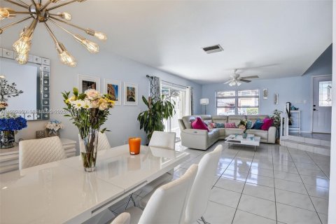 House in Pembroke Pines, Florida 4 bedrooms, 196.67 sq.m. № 1987144 - photo 7