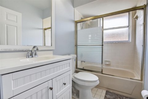 House in Pembroke Pines, Florida 4 bedrooms, 196.67 sq.m. № 1987144 - photo 18