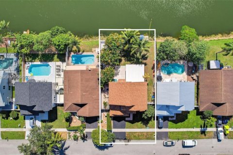 House in Pembroke Pines, Florida 4 bedrooms, 196.67 sq.m. № 1987144 - photo 3