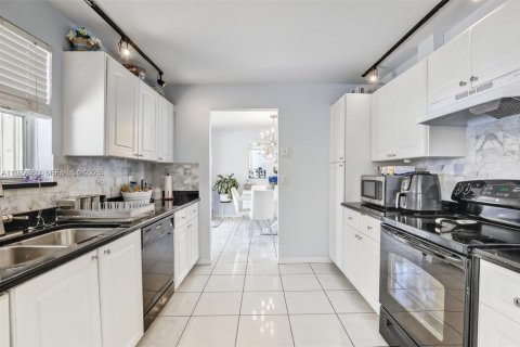 House in Pembroke Pines, Florida 4 bedrooms, 196.67 sq.m. № 1987144 - photo 11