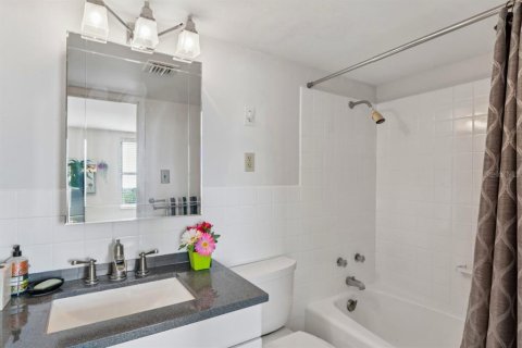 Copropriété à vendre à Treasure Island, Floride: 2 chambres, 98.94 m2 № 2092110 - photo 27