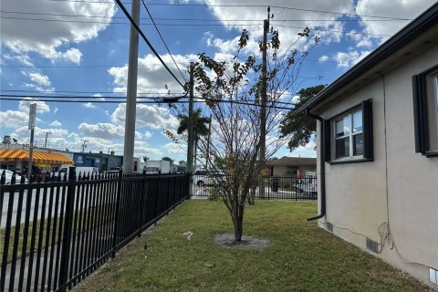 Villa ou maison à vendre à Hialeah, Floride: 3 chambres, 78.97 m2 № 2026159 - photo 5