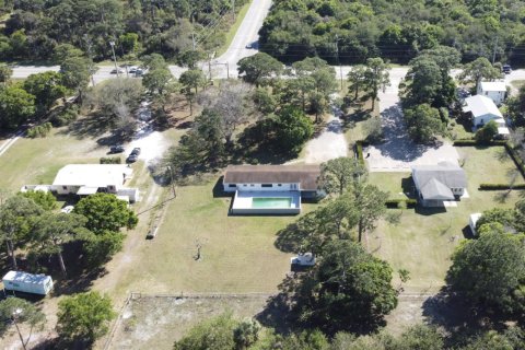 House in Fort Pierce, Florida 4 bedrooms, 179.77 sq.m. № 1047793 - photo 1