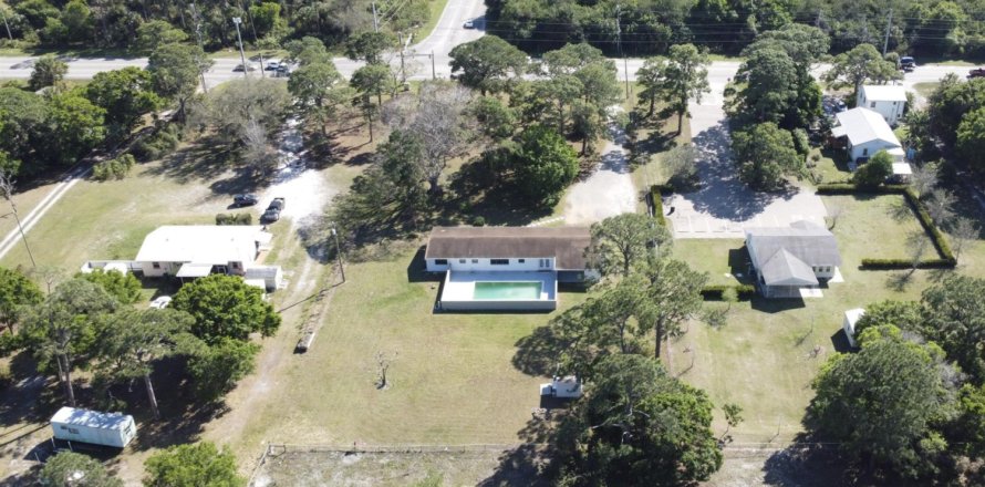 House in Fort Pierce, Florida 4 bedrooms, 179.77 sq.m. № 1047793