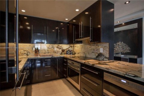 Condo in Miami Beach, Florida, 2 bedrooms  № 1951473 - photo 7