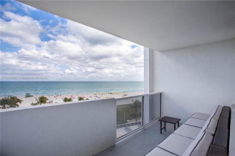 Condo in Miami Beach, Florida, 2 bedrooms  № 1951473 - photo 1
