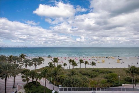 Condo in Miami Beach, Florida, 2 bedrooms  № 1951473 - photo 2