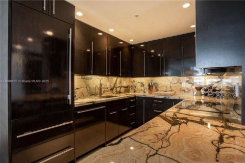 Condo in Miami Beach, Florida, 2 bedrooms  № 1951473 - photo 9