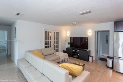 House in Oakland Park, Florida 4 bedrooms, 162.39 sq.m. № 1708437 - photo 6