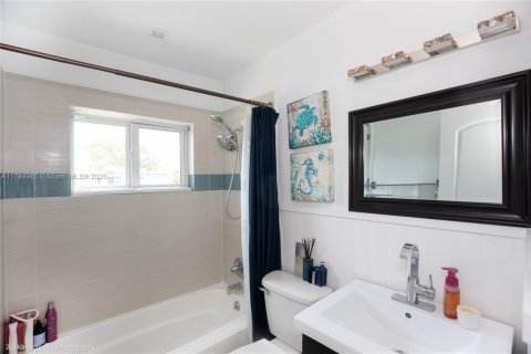 House in Oakland Park, Florida 4 bedrooms, 162.39 sq.m. № 1708437 - photo 4