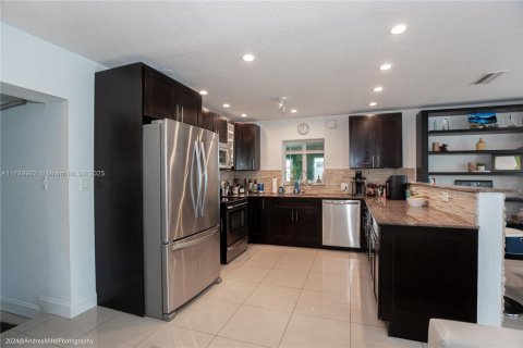 House in Oakland Park, Florida 4 bedrooms, 162.39 sq.m. № 1708437 - photo 2