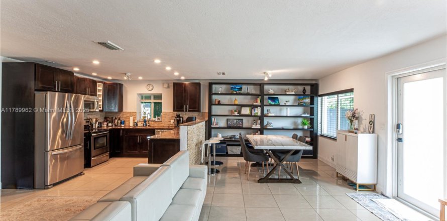 House in Oakland Park, Florida 4 bedrooms, 162.39 sq.m. № 1708437