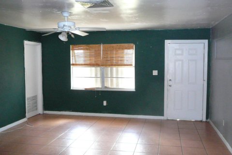 Commercial property in St. Lucie, Florida 273.13 sq.m. № 2077886 - photo 8