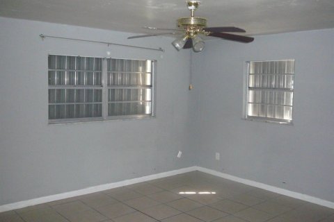 Commercial property in St. Lucie, Florida 273.13 sq.m. № 2077886 - photo 30