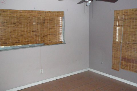 Commercial property in St. Lucie, Florida 273.13 sq.m. № 2077886 - photo 18