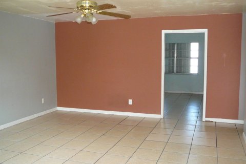 Commercial property in St. Lucie, Florida 273.13 sq.m. № 2077886 - photo 25